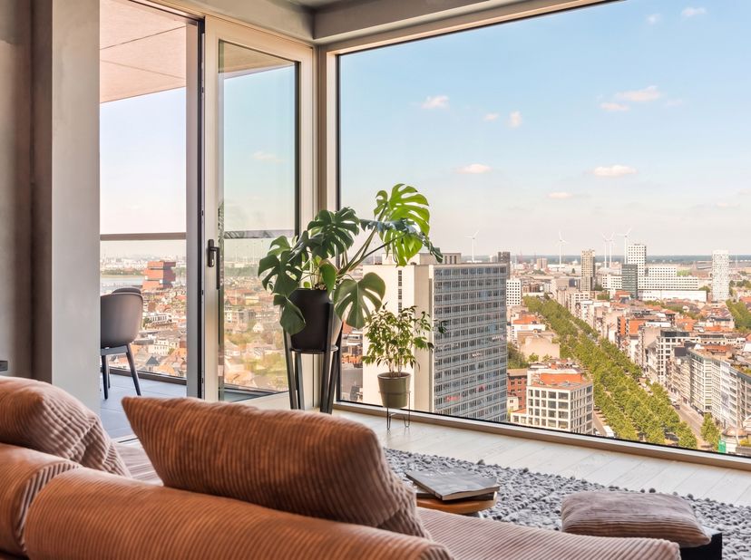 Dit exclusieve tweeslaapkamerappartement van circa 95 m² bevindt zich op de 20e verdieping van de iconische Antwerp Tower. De kamerhoge ramen zorgen v