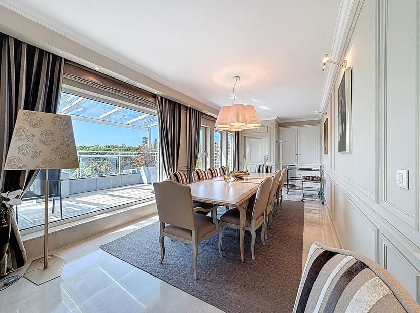 Dans le très recherché quartier Air Marshal Cunningham, au sein d’une copropriété de standing, somptueux penthouse en duplex occupant les derniers niv