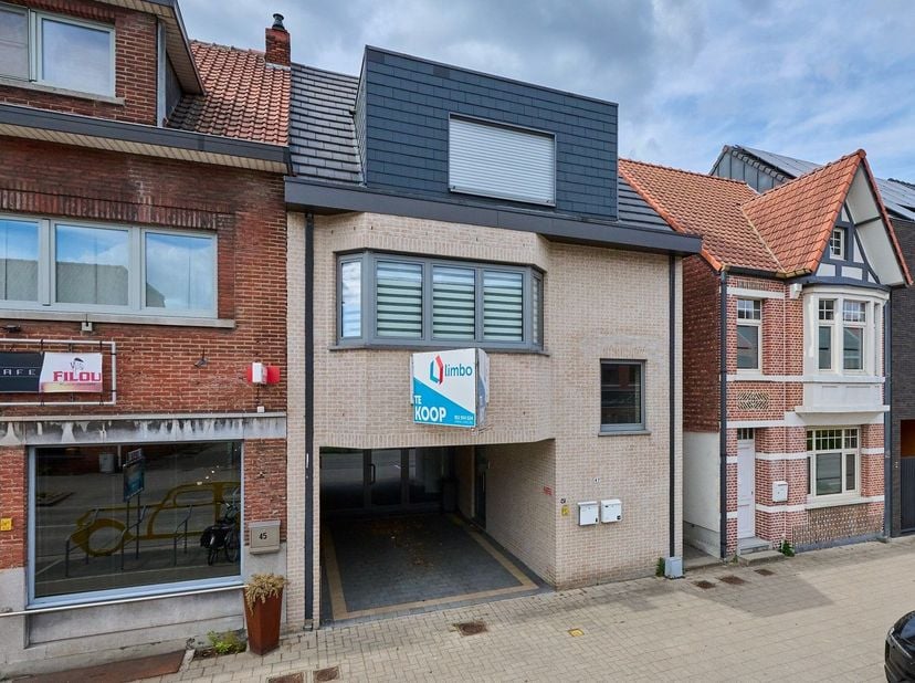 Bien professionnel à vendre
                    à 2400 Mol