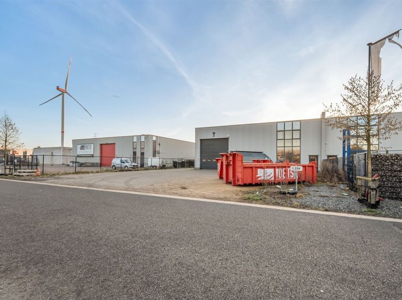 Deze industriehal is gunstig gelegen op een bedrijvensite in Pelt, met een uitstekende bereikbaarheid via de N71 en de N74. Dit zorgt voor een vlotte