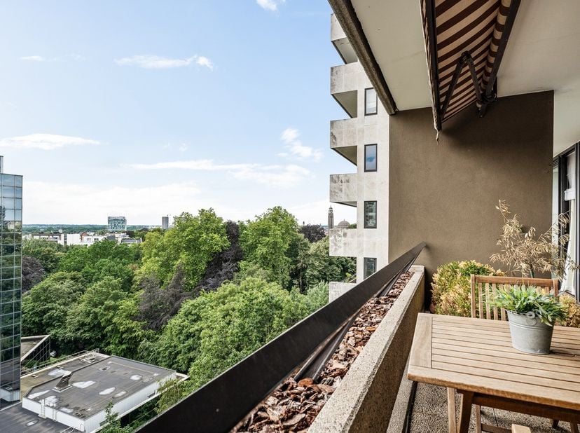 Dit prachtig appartement bevindt zich op de 10de verdieping van de prestigieuze residentie Hertogenpark, gelegen aan de Desguinlei in Antwerpen. Dankz