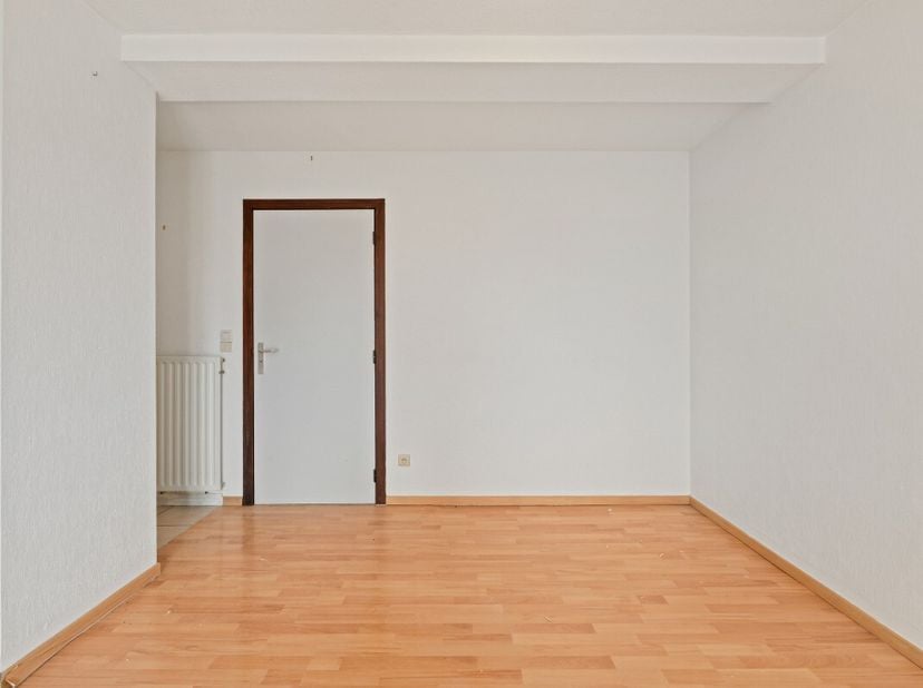 Te koop: te renoveren appartement in het centrum van Sint-Idesbald, op de Koninklijke Baan, nabij zee, duinen en openbaar vervoer. Dit éénslaapkamerap