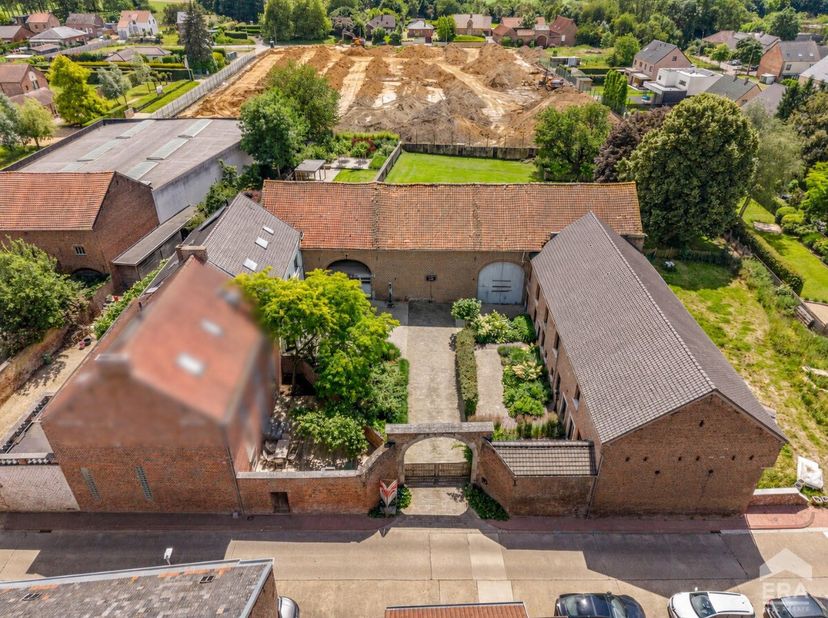 Unieke opportuniteit in Gingelom: 3 casco+ vakantiewoningen met grote schuur, garage en mooie tuin op toplocatie! Voor meer info: https://www.era.be/n