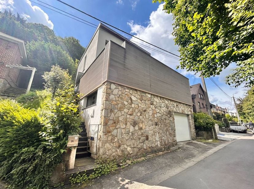 Située dans le très apprécié quartier d'Embourg, cette belle maison 4 façades fraichement rénovée propose sur environ 150m² : Au rez-de-chaussée, un h
