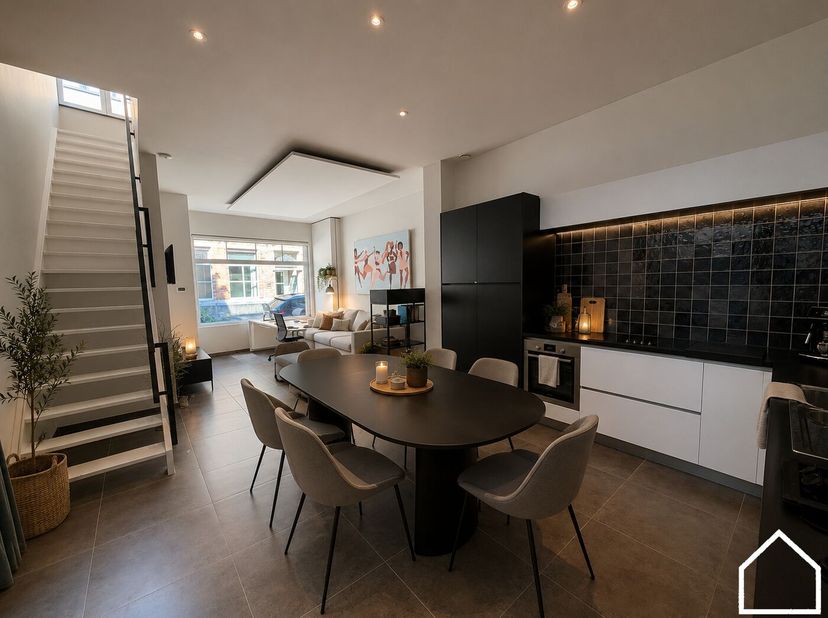 Deze prachtige woonst doet op dit moment dienst als handelsruimte maar kan perfect door middel van een functiewijziging naar woonst gebracht worden. D