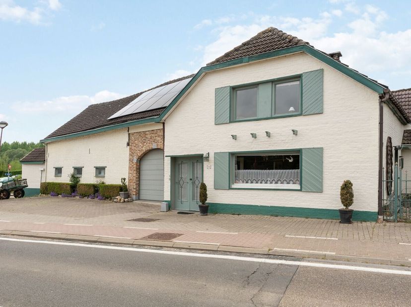 Deze karaktervolle vierkantshoeve in het landelijke Heers verenigt authentieke charme met een uitzonderlijk uitbreidingspotentieel. De hoeve vindt haa