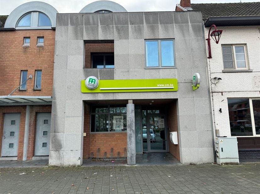 Kantoorruimte gelegen in het hartje van Grobbendonk!<br />
<br />
Dit te renoveren kantoorgebouw, gelegen in het bruisende hart van Grobbendonk, bel