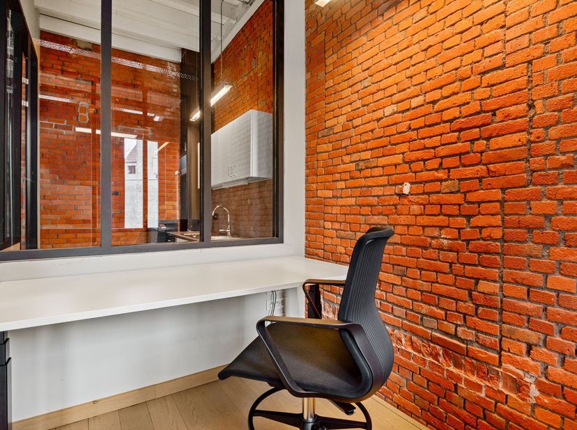 Kantoorruimte (ca. 168 m²) met parking te huur op toplocatie!<br />
<br />
Ligging: Ideaal gelegen kantoorruimtes op een centrale locatie in Antwerp
