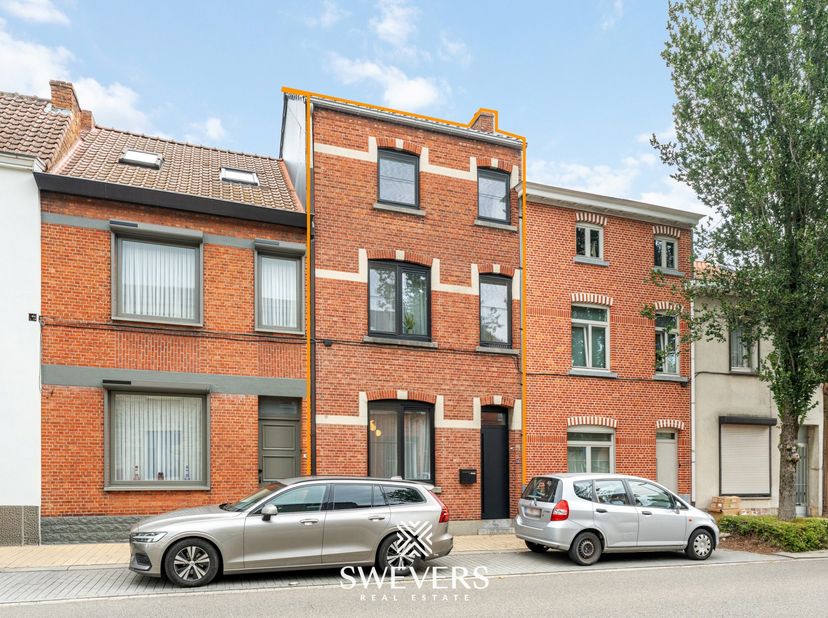 Voor meer info en foto’s, surf naar www.swevers.be – Authentiek wonen in Runkst, op wandelafstand van het centrum van Hasselt. Deze karaktervolle rijw
