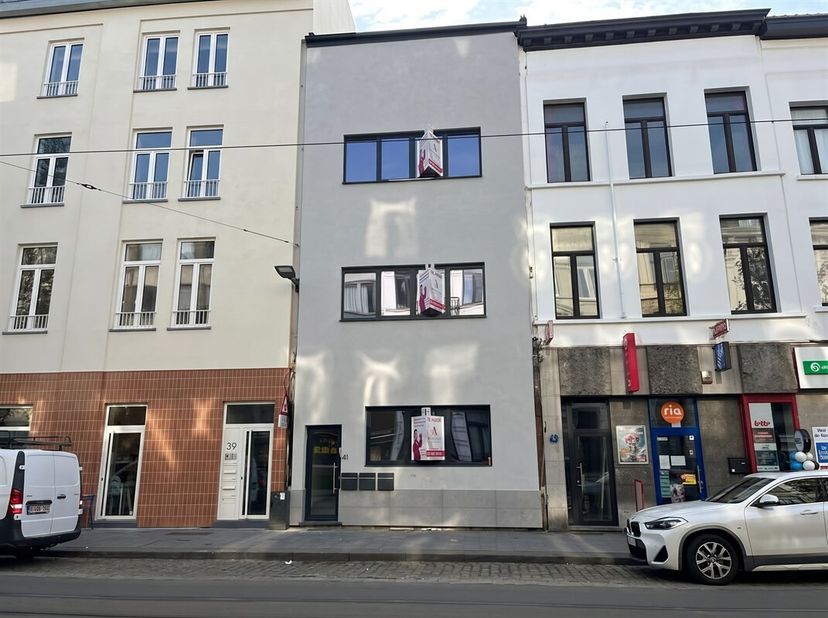 Immeuble de rapport entièrement rénové et divisé en 3 appartements. Rez-de-chaussée : 1 chambre ; 1er étage : 2 chambres ; le 2e étage est un duplex d