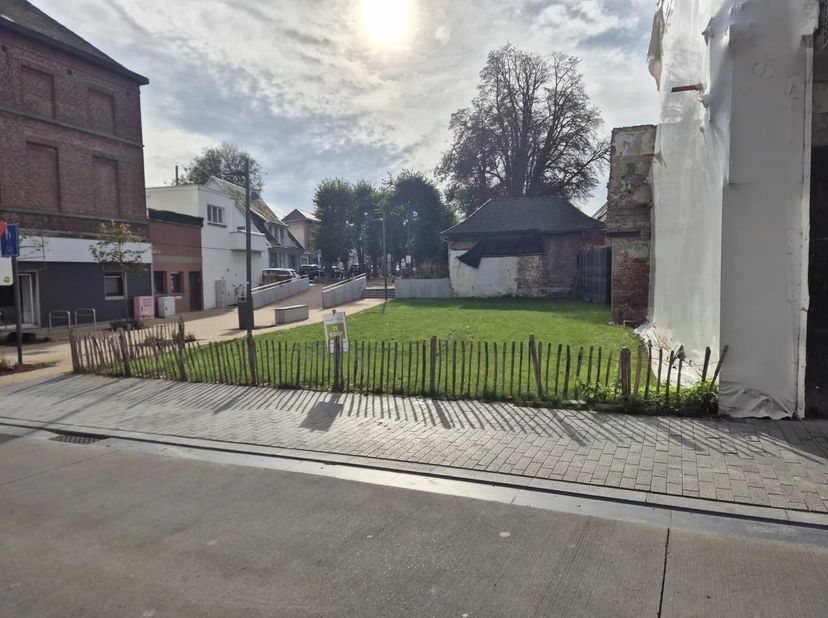 Deze ruime projectgrond van 2are 98ca ligt pal in het centrum van Sint-Truiden (de Stapelstraat) en is daarom ideaal voor de bouw van een appartements