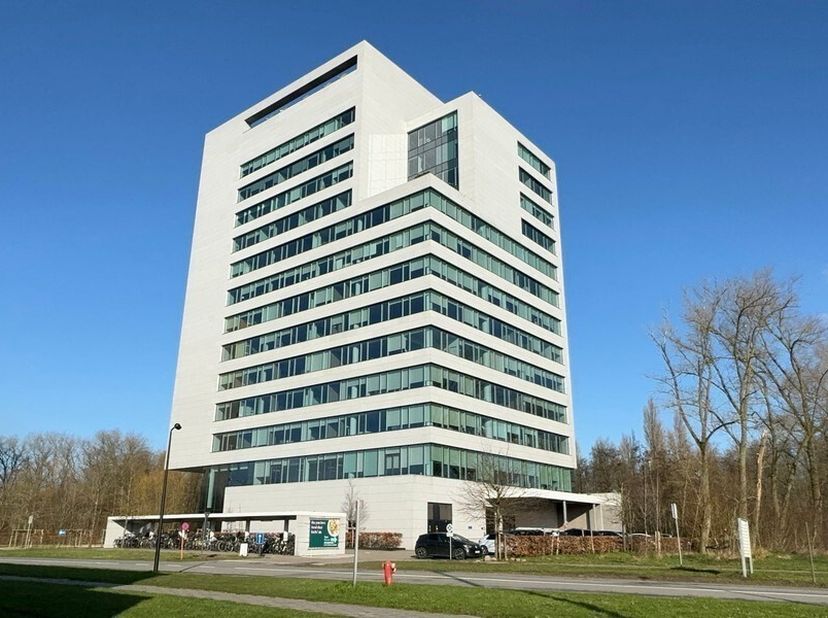 19,3m² de bureau meublé au 4ème étage<br />
Emplacement: situé commercialement le long de l'E40; à proximité de l'Université de Gand et des spin-offs;