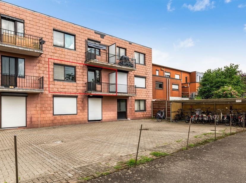 Instapklaar appartement met 2 slaapkamers, terras en staanplaats<br />
Eerste verdieping<br />
Het appartement bevindt zich op de eerste verdieping va