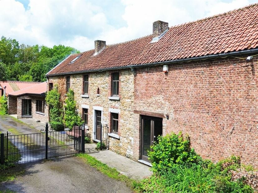 Deze voormalige boerderij ligt in Wierde en heeft vanaf het begin een zeldzaam karakter en een authentieke sfeer. Gelegen op een perceel van ± 75 are,