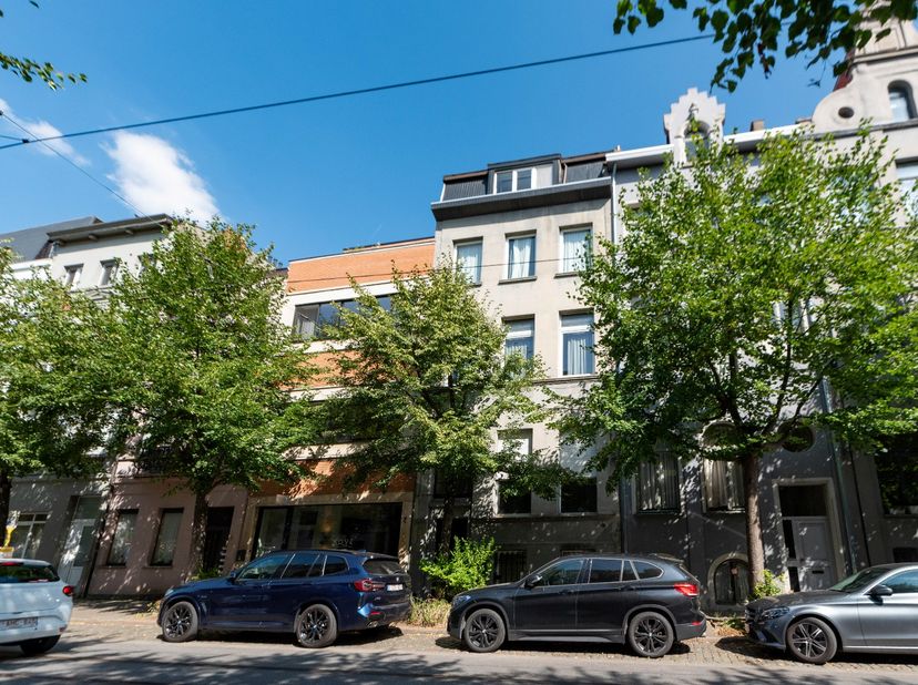 Instapklare studio op het Zuid in herenwoning op de tussenverdieping achteraan het gebouw. Onmiddellijk beschikbaar <br />
<br />
Indeling: Leef/ slaa