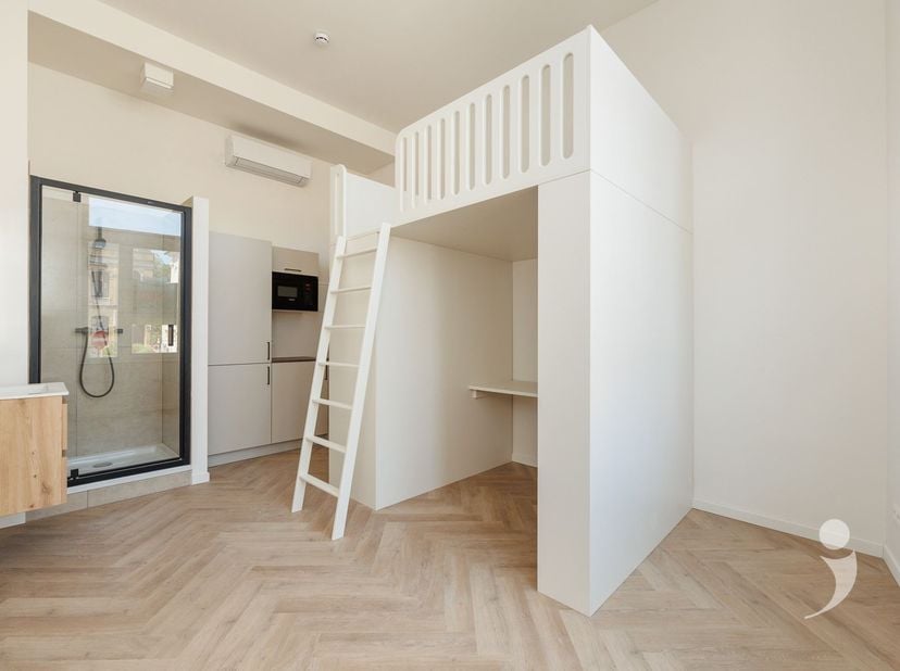 Ontdek deze moderne studentenkamer in een kwalitatief vernieuwbouwproject, gelegen aan de Vaartstraat in het hartje van Leuven. Het gebouw werd volled