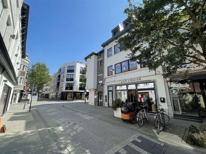 Smaakvol ingericht handelsgelijkvloers met terras op uitstekende ligging. <br />
Huurprijs: € 1.975,- + O.V.<br />
Beschikbaar vanaf: 1 augustus 2026.