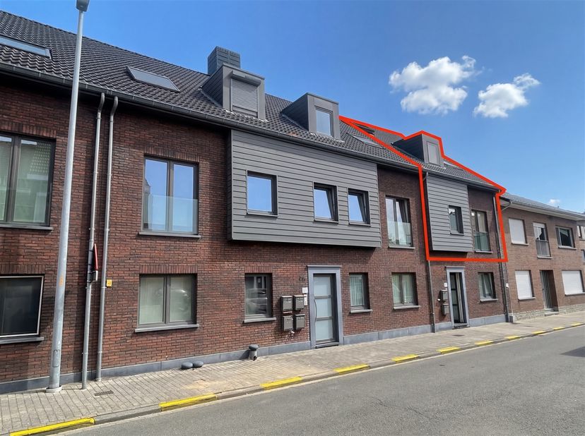 Dit recente (bouwjaar 2016) duplexappartement met een ruim terras van 20 m² bevindt zich in een kleinschalige en verzorgde residentie, gelegen in een