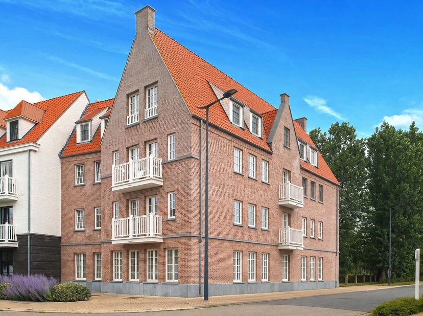 In de recente verkaveling Heulebrug te Heist-aan-Zee verkopen wij dit knap en lichtrijk (woon)appartement gelegen op de derde verdieping van een recen