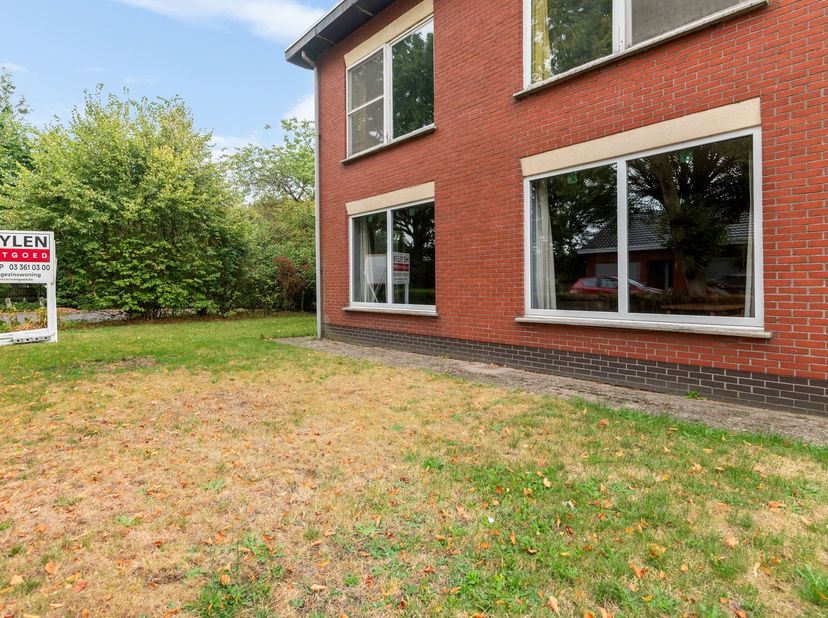 Spacieuse maison familiale à rafraîchir, comprenant 5 chambres, un garage intégré et un jardin, située au bout d'une impasse, à deux pas de la Kalmtho