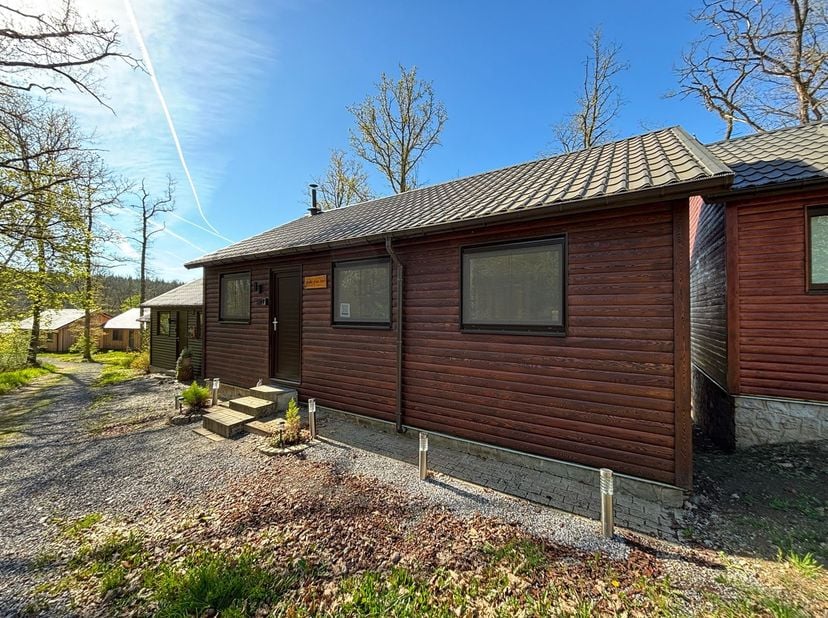 MCA Immobilier nodigt u uit om dit gloednieuwe chalet (2023) te komen ontdekken, gelegen in de wijk Le Bochetay in Heure, op slechts 10 minuten van Du