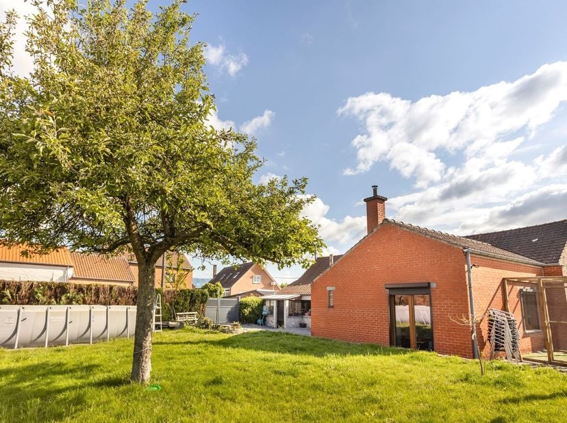 Jolie maison plain pied rénovée avec jardin et garage - <br />
Accueillant hall d'entrée, lumineux séjour (salon + salle à manger) donnant sur le jar