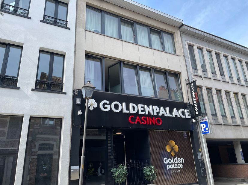 Instapklaar appartement met 2 slaapkamers in het hart van Lier!<br />
Ligging<br />
Dit instapklare appartement is rustig gelegen in de Florent Van