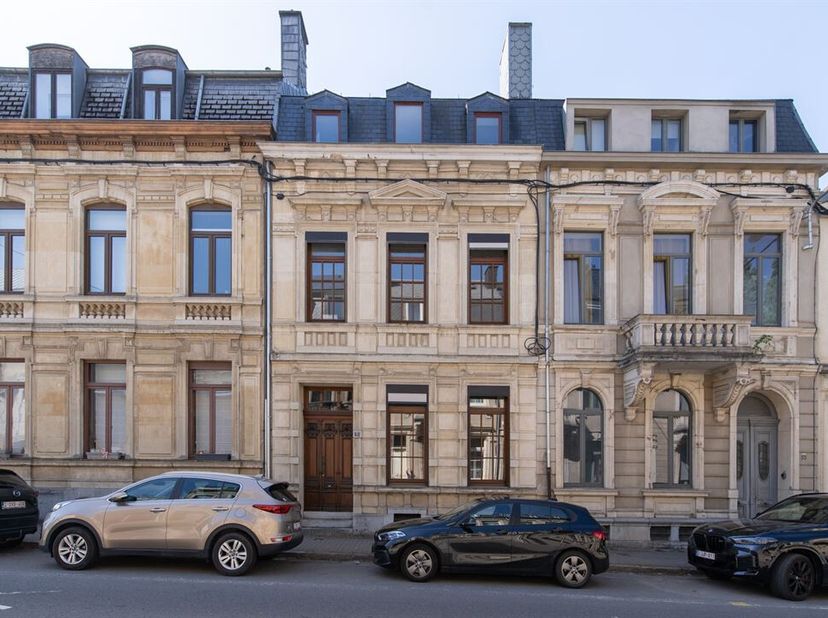 W Immobilière biedt u in Aarlen een prachtige herenwoning met garage en tuin, ideaal gelegen in een zeer gegeerde wijk in het stadscentrum.<br />
De w