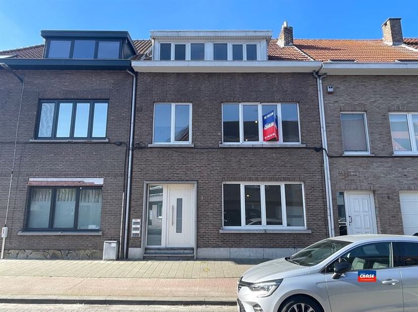 MERKSEM | INSTAPKLAAR APPARTEMENT MET 1 SLAAPKAMER | EPC 210 |<br />
Indeling als volgt: inkomhal - woonkamer - open, geïnstalleerde keuken - eetplaat
