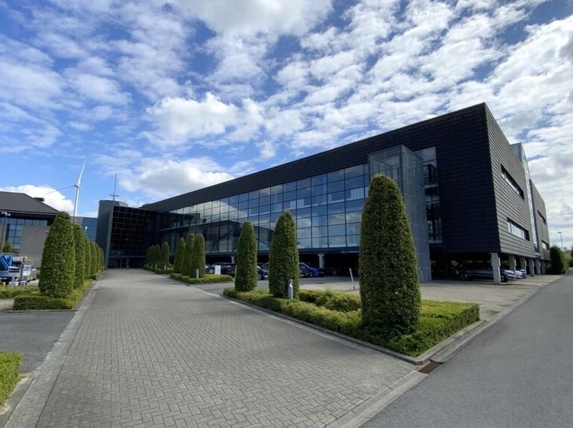 283m² deels ingedeeld kantoor met aparte vergaderzaal en 15m² privatief terras<br />
Ligging: nabij stadsring R8 en afrit Kortrijk-Oost van E17 (Gent-