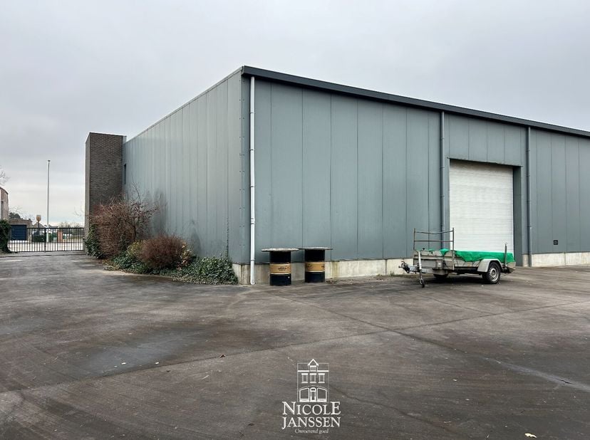 Ruim en veelzijdig handelspand met een bruikbare oppervlakte van ca. 700 m² op het gelijkvloers.<br />
Dit instapklare pand heeft een flexibele indeli