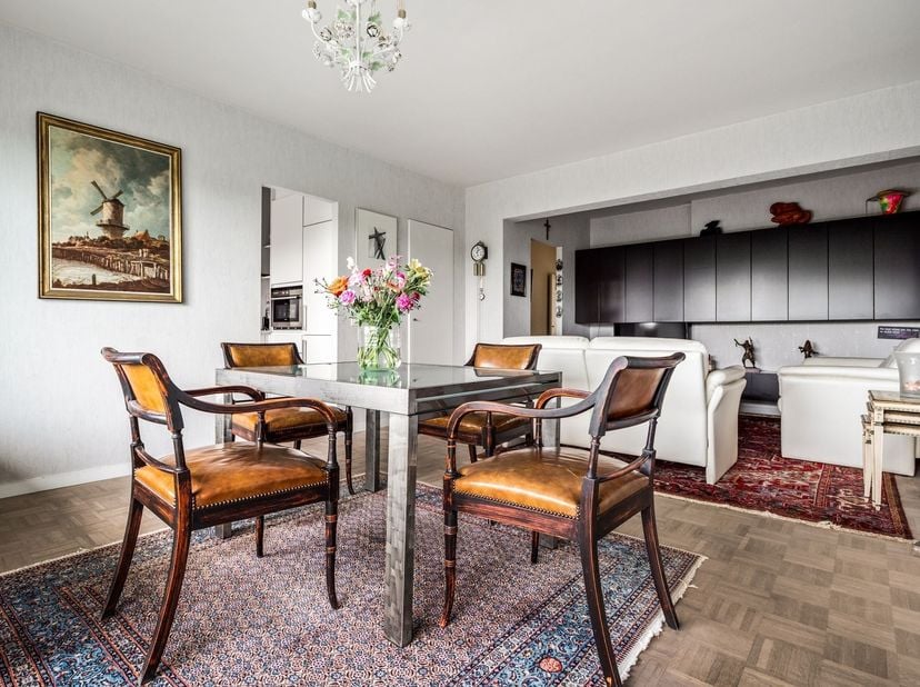 Ligging: Het appartement is rustig gelegen aan de Hovestraat 169 te Edegem, in een groene en aangename woonomgeving. Op wandelafstand bevinden zich di