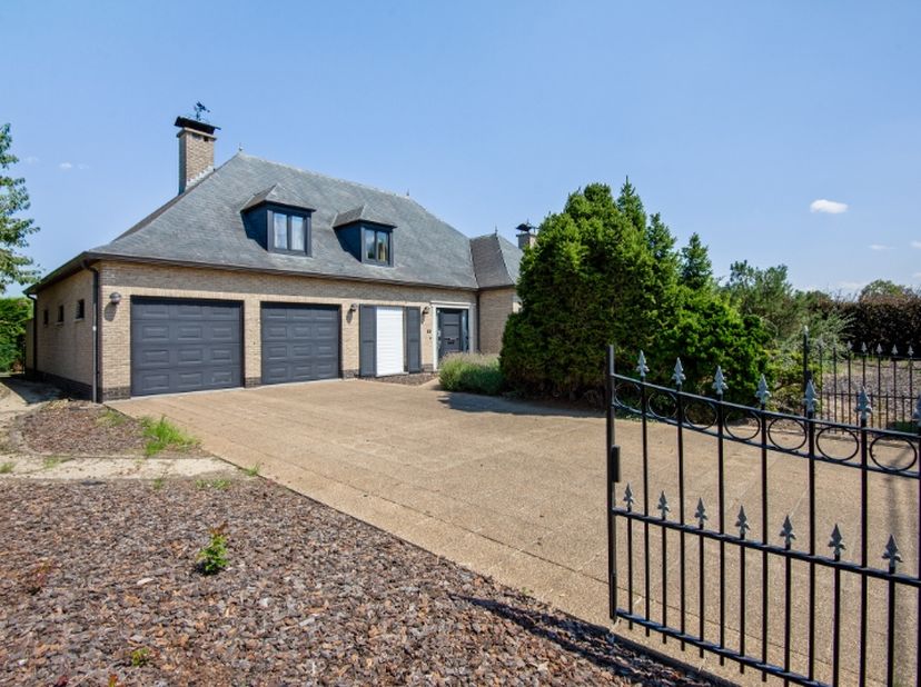 Landelijk en zeer rustig gelegen woning aan de Steenweg op Heindonk!&amp;nbsp; Deze woning biedt een panoramisch uitzicht achteraan op het weiland.&amp;nbsp;