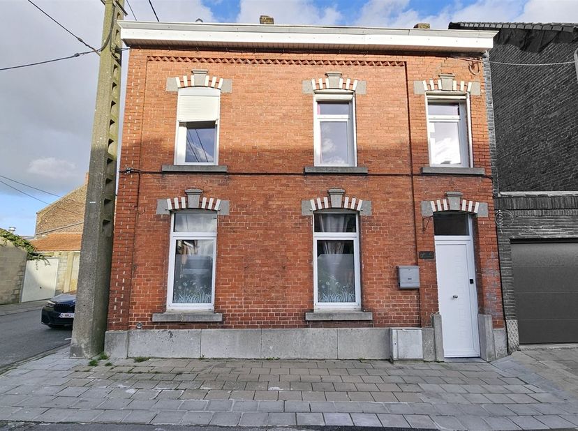 - SOUS OPTION - PLUS DE VISITES Prix: Offre à partir de 85.000 euros, frais d'agence non inclus et à charge de l'acquéreur.<br />
<br />
Maison à ra