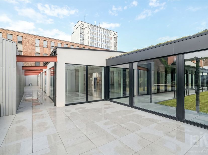 Offrant une superficie exploitable impressionnante, un espace de bureaux d'environ 450m2 avec terrasse de 100m2, idéal pour les entreprises à la reche