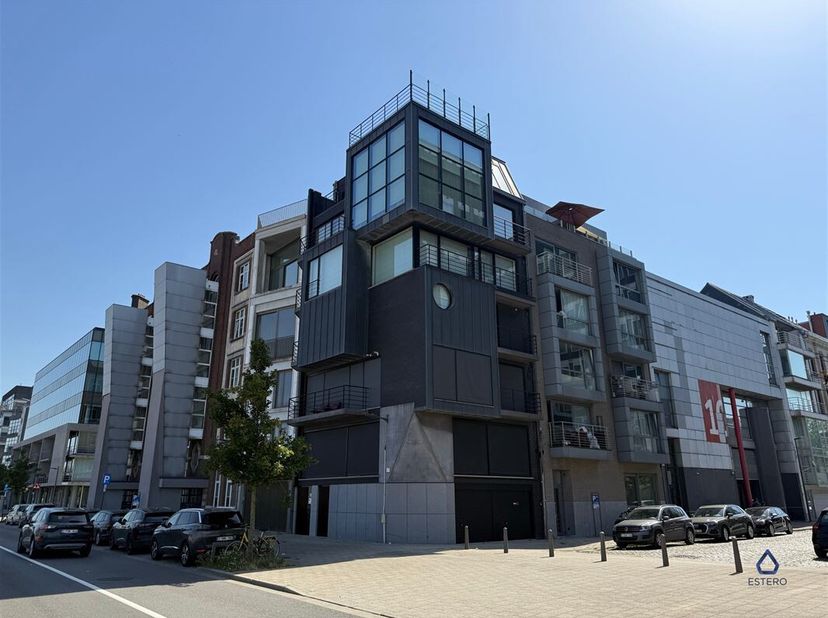 Ontdek dit unieke 2 slpk appartement met gezellige binnenkoer. <br />
Gelegen aan de IJzerenpoortkaai geniet dit appartement van een uitstekende liggi