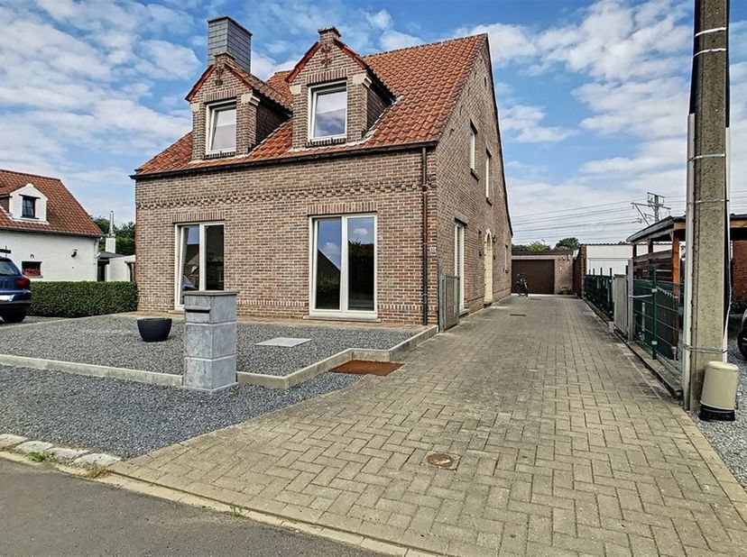 Maison mitoyenne clé en main avec 3 chambres et jardin.<br />
<br />
Rez-de-chaussée : Hall d’entrée (+/- 10 m²) avec toilettes séparées, spacieux (