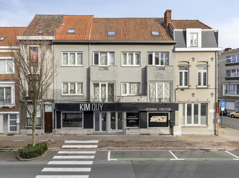 Zeer ruim pand met tal van mogelijkheden!!! Momenteel is het handelsgelijkvloers uitgebaat als goed lopend restaurant. Omvat een inkomhal, bar en rest