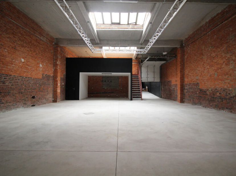 Rue des Alliés, à proximité des transports en commun, superbe entrepôt de +/-230m² complétement rénové et offrant: Hall d'accès de +/- 30m² donnant su