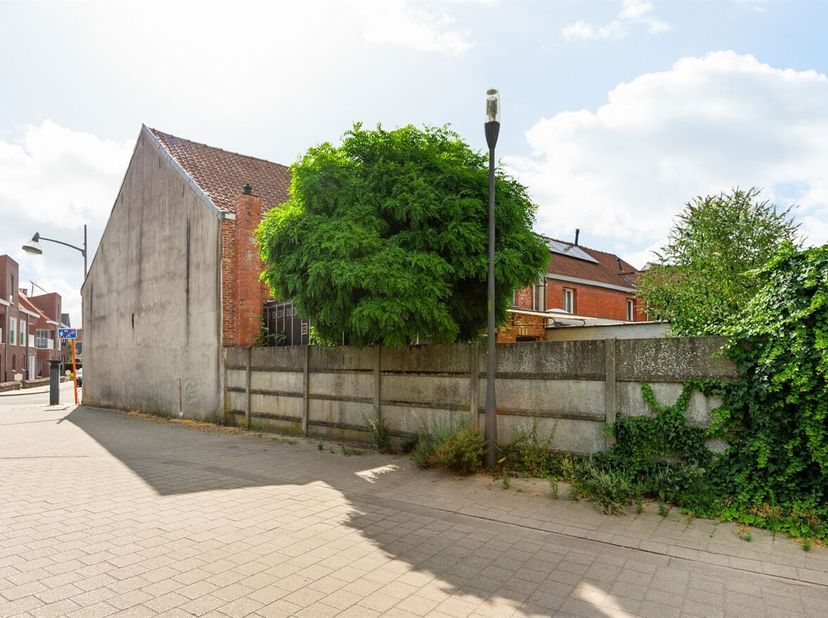 Te renoveren gezinswoning met 4 slaapkamers, garage en tuin<br />
Gelijkvloers<br />
Via de inkomhal betreedt u de woning. Vanuit de hal heeft u toega