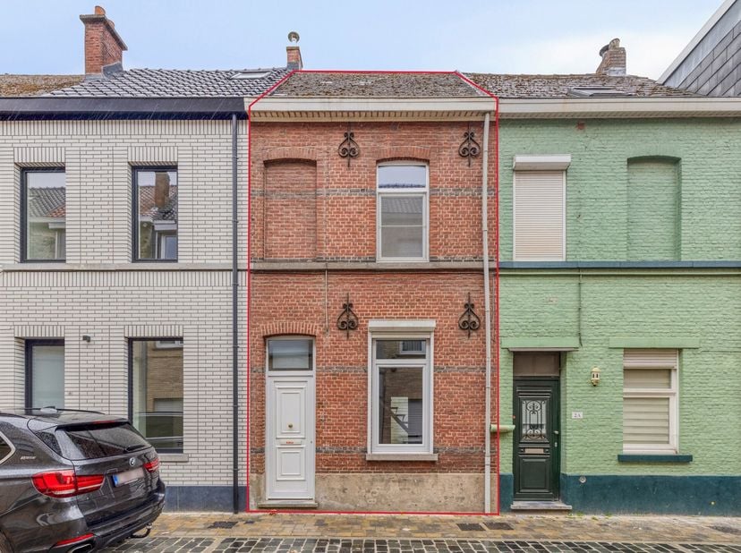 Ben je op zoek naar een gerenoveerde rijwoning met 3 slaapkamers in het centrum van Wetteren? Zoek niet verder! Deze woning te Collegiebaan 4 heeft wa