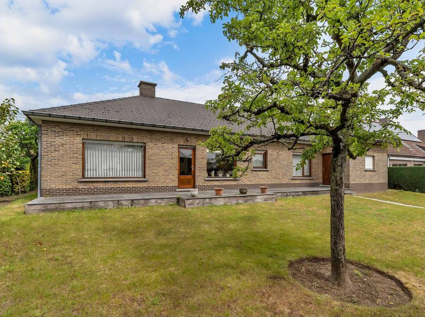 Op zoek naar een ruime woning met karakter en potentieel?<br />
<br />
Deze statige bungalow aan de Desselgemseweg 119 in Waregem biedt een unieke kan