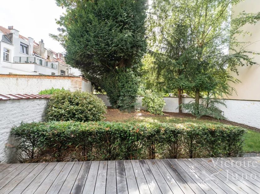 Victoire-Junot stelt u dit prachtig volledig gerenoveerd appartement voor, met een eigen ingang aan de straatkant (zoals een huis), een bewoonbare opp