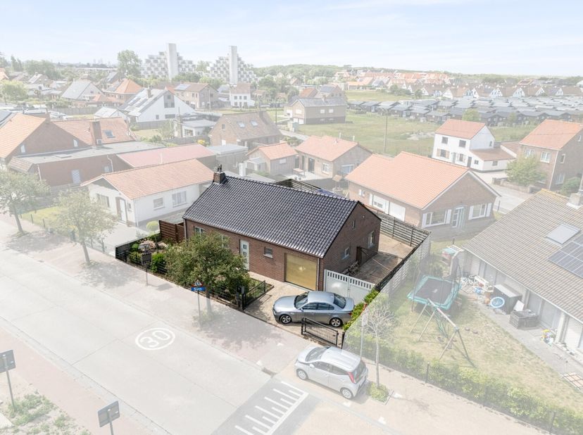 Ontdek deze prachtig en volledig vernieuwde gelijkvloerse villa, rustig gelegen in de dorpskern van Vosseslag, een charmante deelgemeente van De Haan.