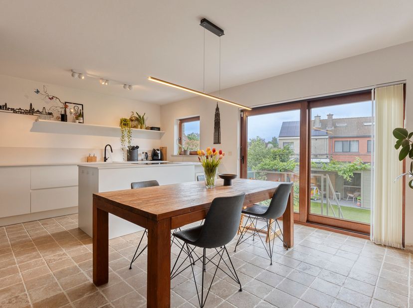 Op zoek naar een woning met uniek karakter, ruimte en een uitstekende ligging? Deze verzorgde split-level woning in de rustige en residentiële wijk Ri