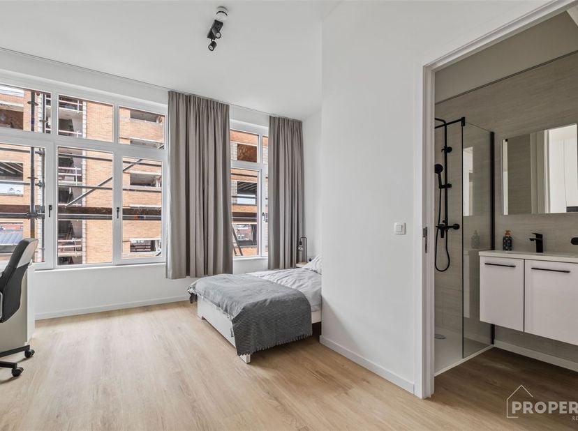 Exclusief gebouw op een unieke locatie in het centrum van Kortrijk<br />
<br />
- 19 studentenkamers met eigen sanitair<br />
- Gemeenschappelijke