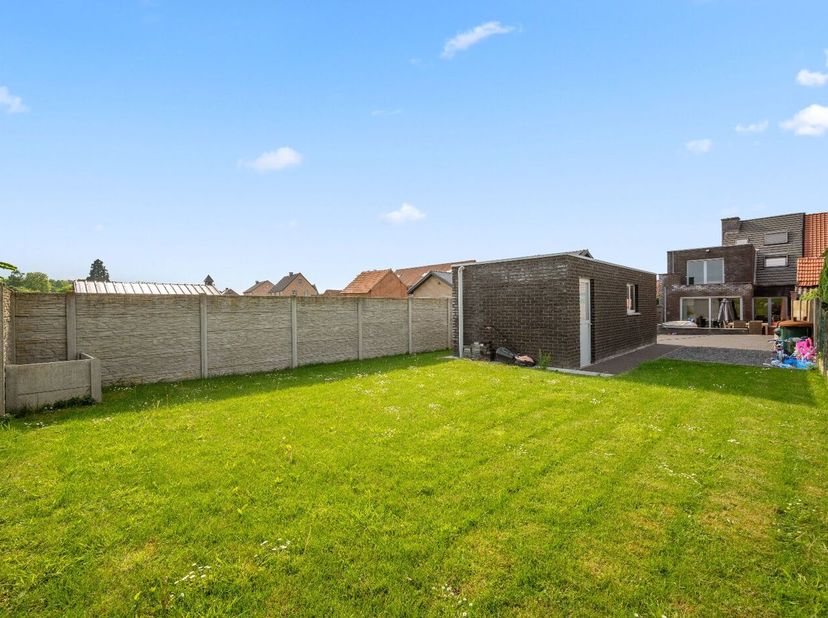 Ontdek deze ruime gezinswoning op een perceel van 5 are, gelegen in het mooie en rustige Geetbets. De woning beschikt over 4 volwaardige slaapkamers e
