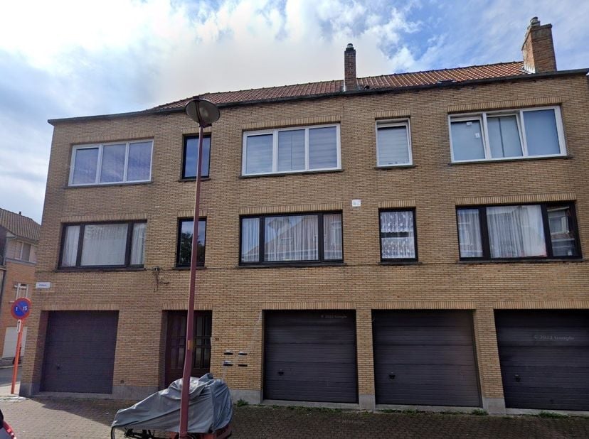 Garage / espace de stockage de pas moins de 11m de profondeur et 3m de largeur à vendre dans le quartier du Phare à Ostende. La porte sectionnelle a u