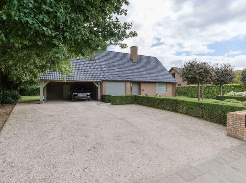 Ontdek deze prachtige villa gelegen in een rustige en groene omgeving aan de Winkelwarande 22 in Sint-Kruis-Winkel. Deze stijlvolle woning, gebouwd in