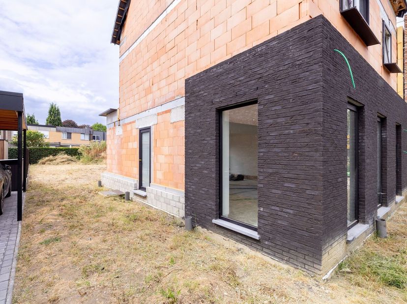 Maison en gros œuvre comprenant 2 chambres et une chambre mansardée, située dans un quartier calme à Wiekevorst ! Emplacement paisible, dans une petit